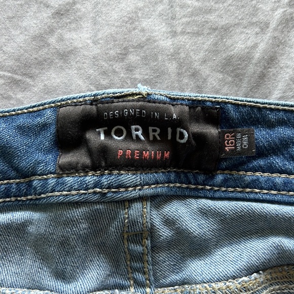 Torrid Luxe skinny jeans, light wash, 16R - Picture 2 of 4